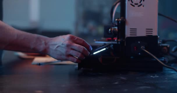 워크샵에서 Cnc 기계를 작동하는 프린터의 마스터 설정을 작물의 실시간 — 비디오