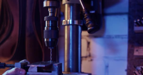 Profesyonel Makine Delme Deliğinin Gerçek Zamanı Kısmen Süresince Karanlık Garajda — Stok video