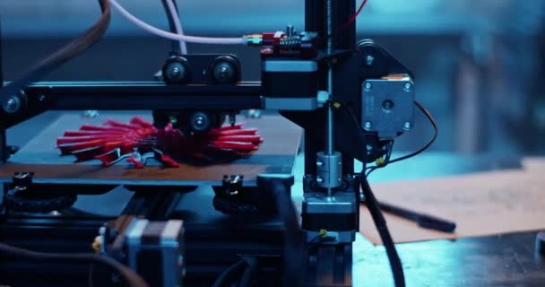 Zoom Real Time Contemporary Printing Machine Καθιστώντας Περίπλοκη Ροζ Λεπτομέρεια — Αρχείο Βίντεο