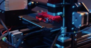 Otomatik 3D yazıcının koyu atölye modern teknoloji konseptinde pembe detay modeli oluşturduğu gerçek zamanlı büyüt