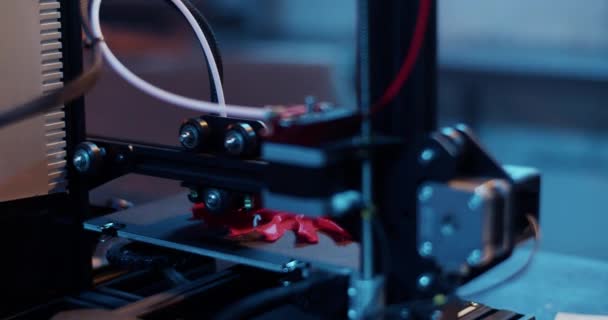 Zoom Real Time Automatic Printer Καθιστώντας Ροζ Μοντέλο Λεπτομέρειας Σκοτεινό — Αρχείο Βίντεο