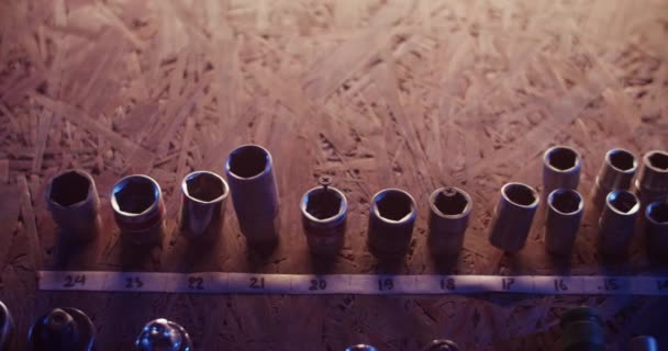 Lambayla Aydınlatılmış Karanlık Garajda Numaraların Üzerinde Asılı Farklı Boyutlarda Soketlerin — Stok video