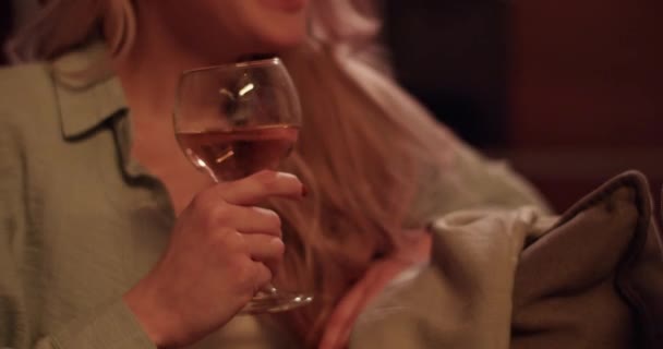 Genç Neşeli Sarı Saçlı Elinde Şarap Kadehi Olan Akşam Evde — Stok video