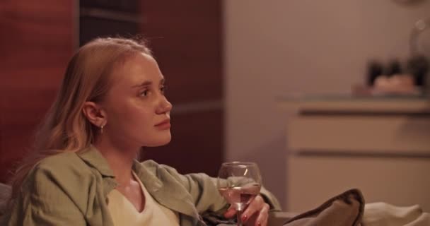 Prise Vue Temps Réel Jeune Femme Blonde Assise Sur Canapé — Video