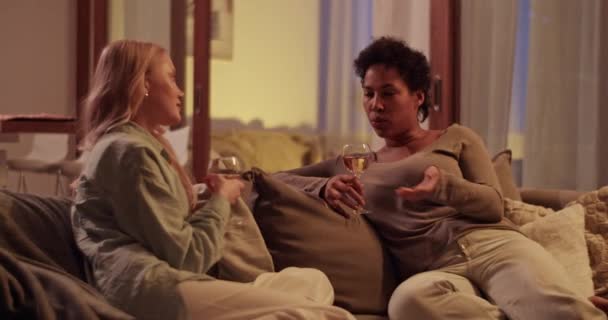Reálném Čase Ruční Záběr Mladé Afroameričanky Sedí Pohodlné Pohovce Vinnou — Stock video
