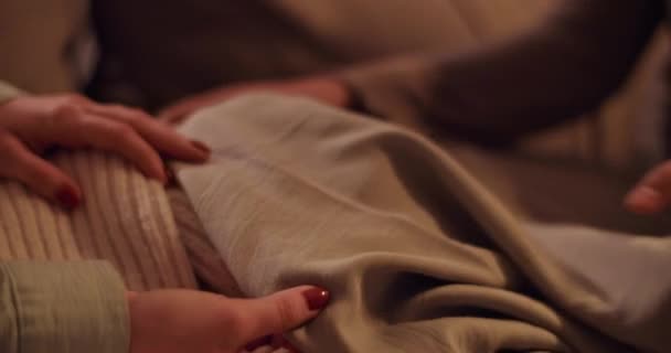 Eşarp Sıcak Süveter Eşliğinde Kanepede Dinlenen Evde Kıyafetleri Tartışan Isimsiz — Stok video