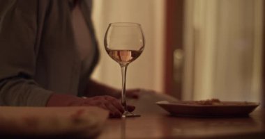Yumuşak bir odak noktası var. Masada oturmuş, şarap kadehinden beyaz şarap içerken, siyah dairede kız arkadaşıyla konuşan isimsiz bir kadın.