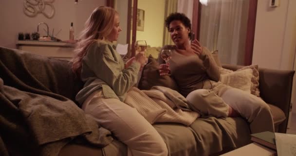 Tiro Mão Tempo Real Jovens Felizes Diversas Mulheres Relaxando Sofá — Vídeo de Stock
