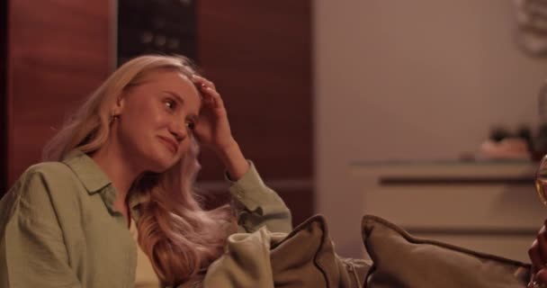 Портативный Снимок Молодой Блондинки Отдыхающей Диване Регулирующей Волосы Время Разговора — стоковое видео
