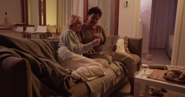 Foto Portátil Tempo Real Jovens Namoradas Multirraciais Descansando Sofá Confortável — Vídeo de Stock