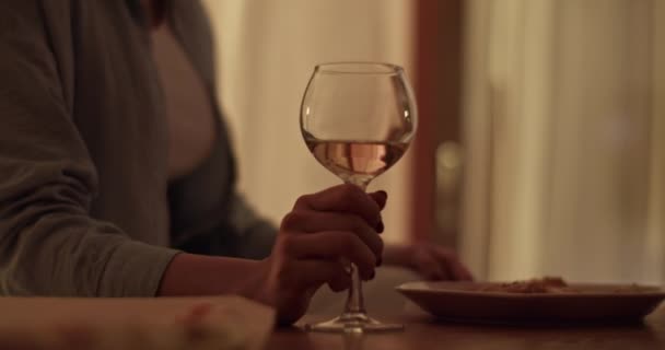 Naklonit Reálném Čase Mladé Blondýny Odpočinku Stolu Kuchyni Pití Alkoholu — Stock video