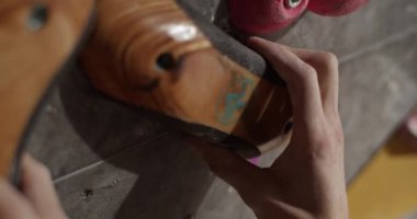 Spor kulübünde duvara tırmanırken tanınmayan sporcunun elleri sıkıca kavrıyor.