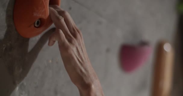 Close Van Hand Van Onherkenbare Atleet Grijpen Plastic Grip Tijdens — Stockvideo