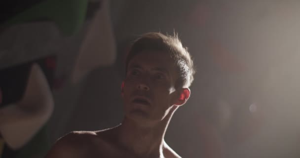 Echtzeit Handschussbild Eines Entschlossenen Jungen Hemdslosen Männlichen Kletterers Der Wegschaut — Stockvideo