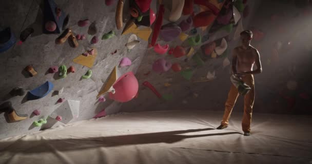Shirtless Sportsman Applying Chalk Bag Wall Climbing Intense Training Sports — Stock Video