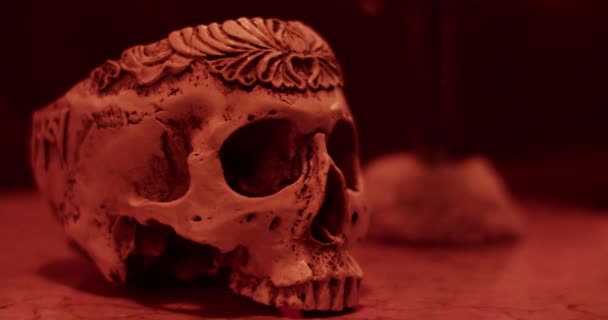 Ölüler Günü Sırasında Karanlık Odada Kafatası Üzerine Yerleştirilen Yıldırımın Kamerası — Stok video
