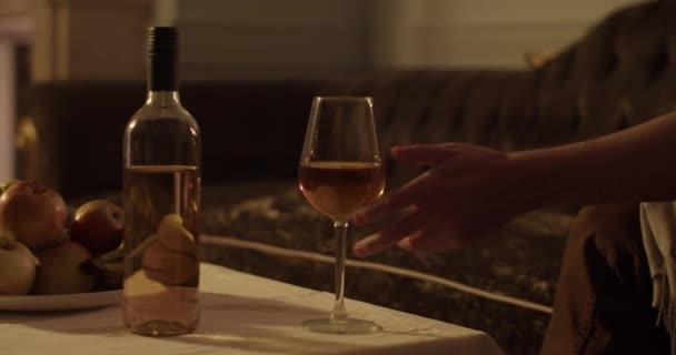 Klasik Evdeki Oturma Odasındaki Masadan Şarap Kadehini Kaldıran Isimsiz Erkek — Stok video