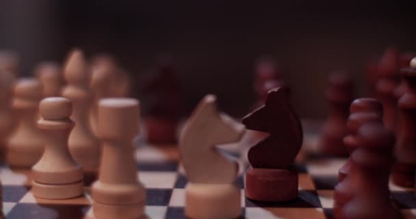 自宅でボードゲームをしながらチェスピースを移動する作物の認識できない友人の手のハンドヘルドショット — ストック動画