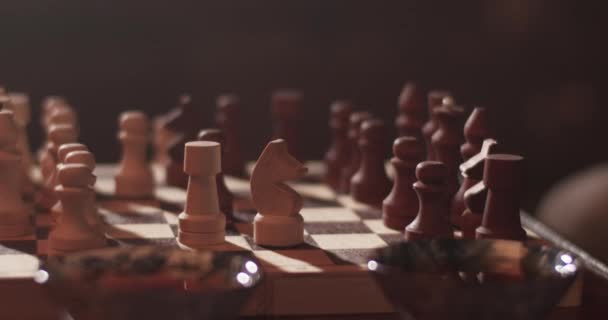 Handschuss Der Hand Einer Anonymen Person Die Ein Ritterschachspiel Bewegt — Stockvideo
