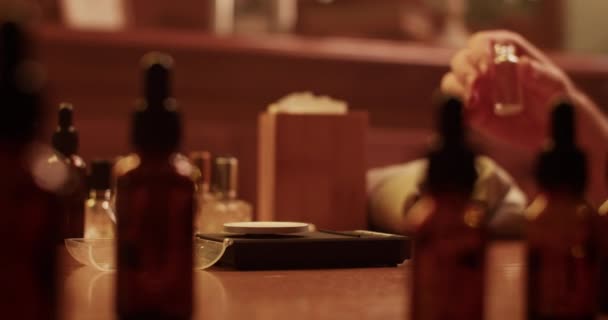 Gerçek Zamanlı Olarak Yapımı Parfüm Üretirken Karanlık Odada Tartıya Kokulu — Stok video