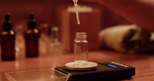 Captura Manual Químico Anónimo Que Despeja Óleo Perfumado Pipeta Garrafas — Vídeo de Stock