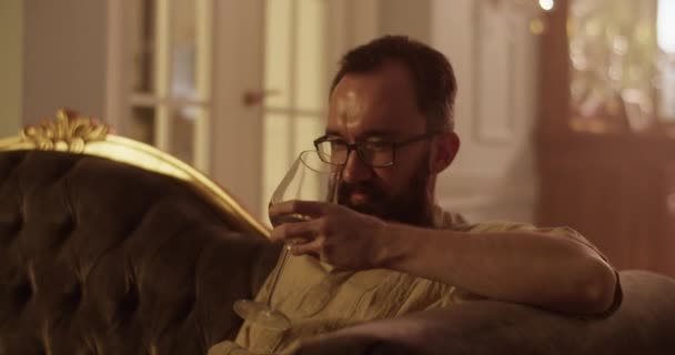 Gerçek Zamanlı Olarak Gözlüklü Sakallı Yetişkin Bir Erkek Parfümcünün Koltukta — Stok video