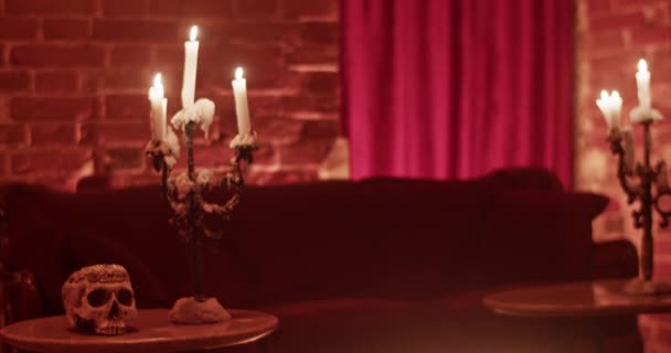 Lebka Hořícími Svíčkami Držáku Umístěná Stole Osvětlené Místnosti Noci Během — Stock video