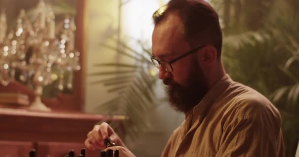Erkek Kimyagerin Kamerasıyla Çekilen Karanlıkta Yeni Parfüm Üzerinde Çalışırken Gerekli — Stok video