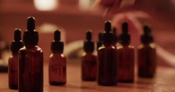Tiro Mão Tempo Real Cultura Perfumista Masculino Anônimo Levando Garrafa — Vídeo de Stock
