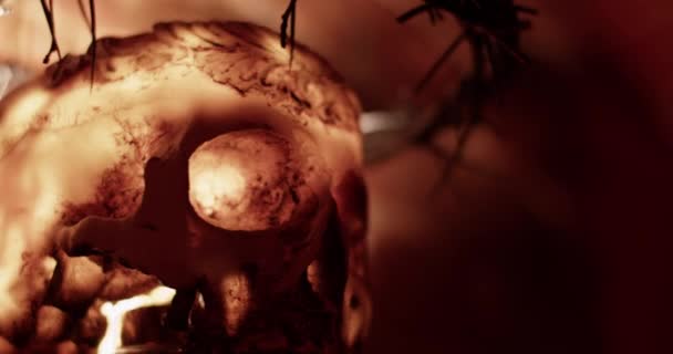 夜の死者の日に太陽の冠で飾られた照らされた人工頭蓋骨の手持ち型ショット — ストック動画