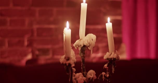当天晚上 在黑暗的房间里 在靠近骷髅的烛台上点燃着的蜡烛上 闪烁着闪电 — 图库视频影像