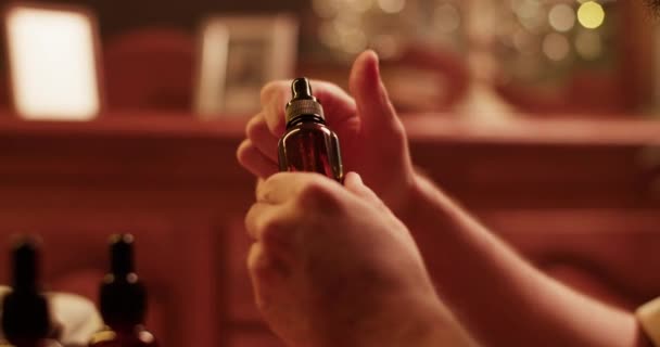 Gerçek Zamanlı Olarak Kamerası Görüntülerinde Isimsiz Erkek Parfüm Şişesini Aromatik — Stok video