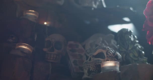 实时手持装饰墨西哥骷髅的照片 安放在混凝土岩石上的黑暗地方 庆祝死节的宗教传统 — 图库视频影像
