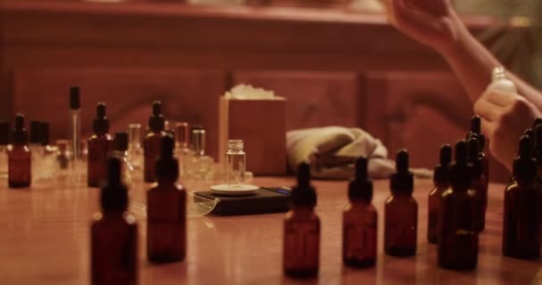 Tanınmayan Erkek Kimyagerin Cam Şişeye Pipetle Sıvı Aromatik Yağı Koyduğu — Stok video