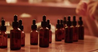 Gerçek zamanlı olarak el kamerasında, meçhul erkek parfümcünün parfüm şişesini kokulu yağ ile doldurup, yeni bir parfüm üretirken...