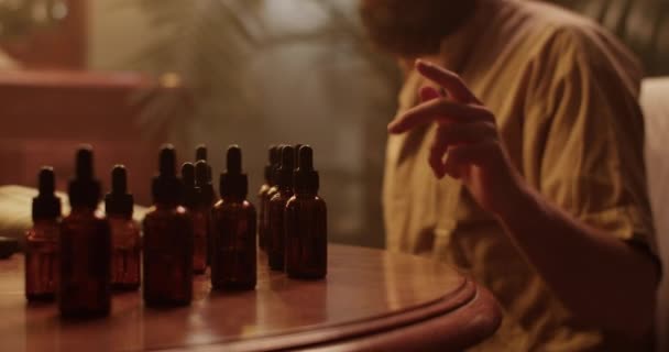 Erkek Kimyagerin Kamerasıyla Çekilen Karanlıkta Yeni Parfüm Üzerinde Çalışırken Gerekli — Stok video