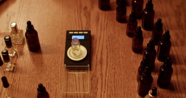 Yüksek Açılı Gerçek Zamanlı Anonim Bir Zanaatkar Siyah Parfüm Laboratuarındaki — Stok video