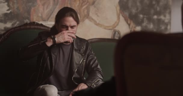마시는 멕시코 남성의 실시간 손으로 앉아서 인식할 수없는 상대의 뒤보기와 — 비디오