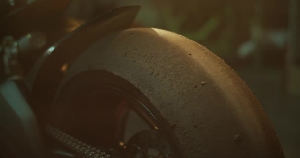 Gros Plan Temps Réel Pneu Roue Noire Moto Dans Garage — Video