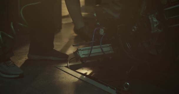 男子摩托车手在黑暗车库里准备比赛时 将压气机与摩托车连接在一起的实时抓拍 — 图库视频影像