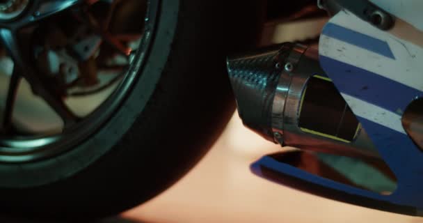 赛前车库里装有后轮和排气管的现代摩托车实时手持射击 — 图库视频影像