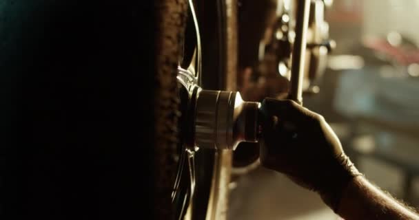 摩托车轮用橡胶与断路器杆在黑暗车间准备比赛时的实时手抓拍技术 — 图库视频影像
