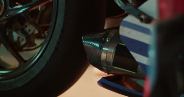 Портативный Снимок Современного Мотоцикла Задним Колесом Выхлопной Трубой Гараже Перед — стоковое видео