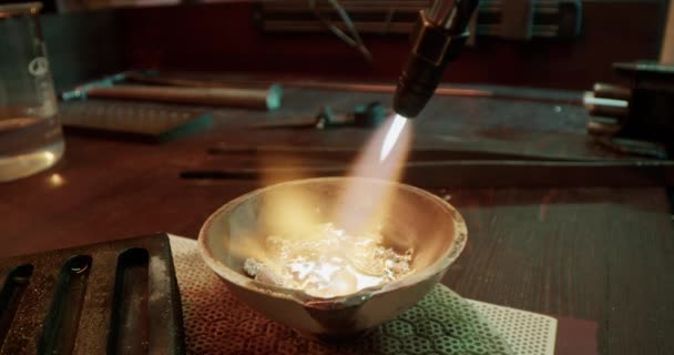 Gerçek Zamanlı Kuyumcunun Profesyonel Mücevher Atölyesinde Çalışırken Kasede Gümüş Eritirken — Stok video