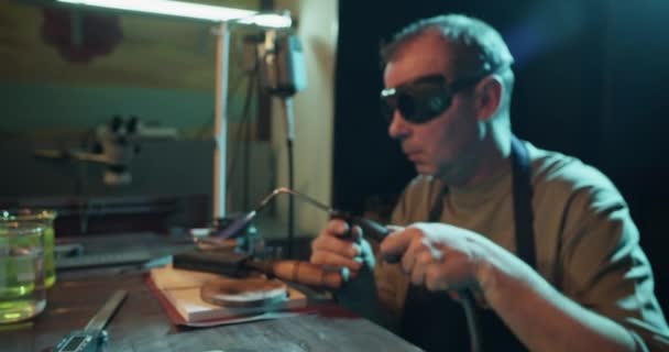 Reálném Čase Ruční Záběr Zralého Samce Klenotnictví Ochranných Brýlích Sedí — Stock video