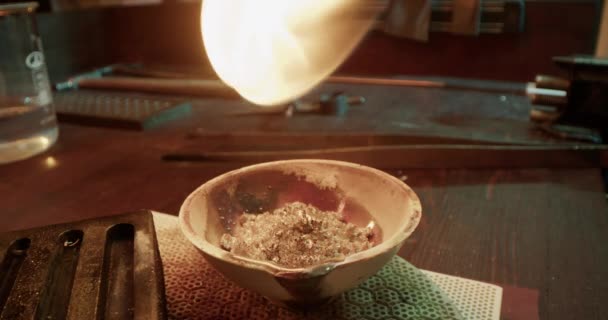 在专业珠宝作坊工作时使用燃气炉在碗中熔银的实时处理 — 图库视频影像