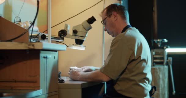 Sidovy Realtid Mogna Manliga Guldsmed Glasögon Som Tittar Genom Mikroskop — Stockvideo