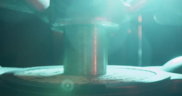 Anonim Erkek Kuyumcunun Atölyedeki Kayan Değirmeni Kullanırken Metal Çarkı Çevirmesine — Stok video