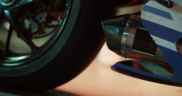 Tiro Mão Tempo Real Motocicleta Moderna Com Roda Traseira Tubo — Vídeo de Stock
