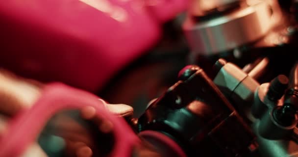 Портативный Снимок Анонимного Профессионального Мотоциклиста Защитных Перчатках Рулем Темном Гараже — стоковое видео